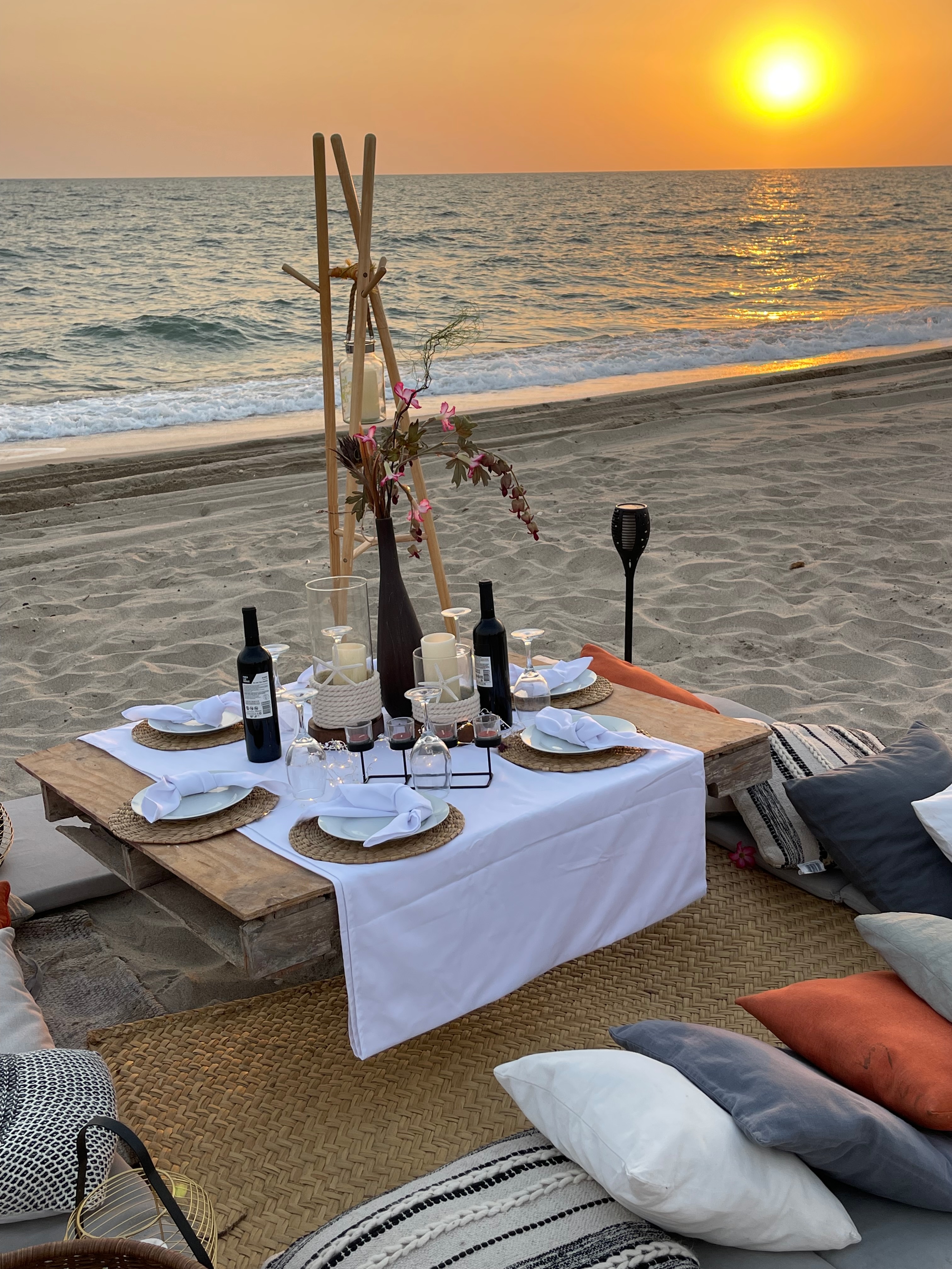 Mesa preparada para cenar frente al mar