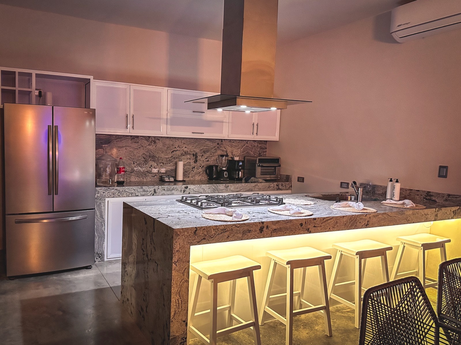 Cocina equipada con isla