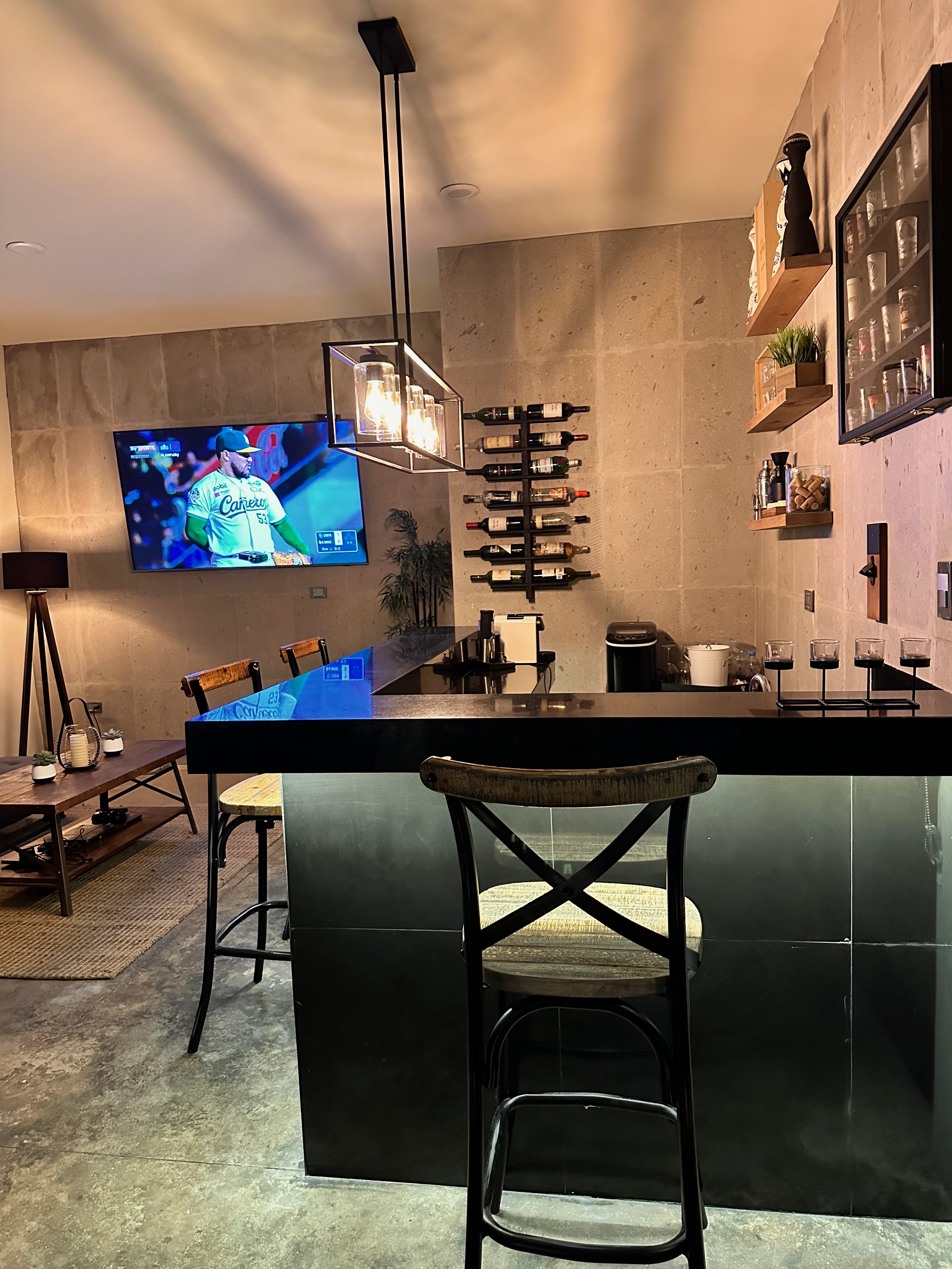 Estancia y bar interior